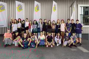 Klassenfoto von Schülerinnen und Schülern während des Museumstour-Projekts Let’s Science