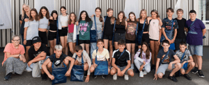 Klassenfoto von Schülerinnen und Schülern während des Museumstour-Projekts Let’s Science